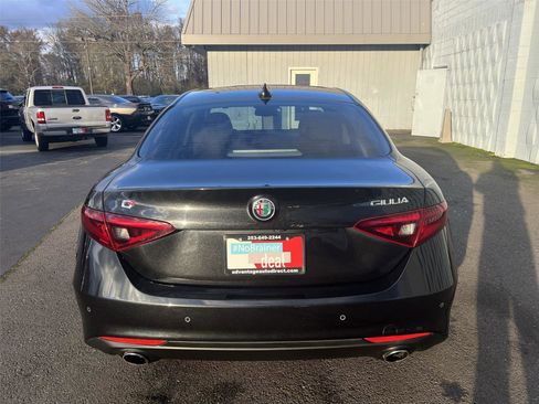 Used 2017 Alfa Romeo Giulia Sprint w/ Cold Weather Package image 5
