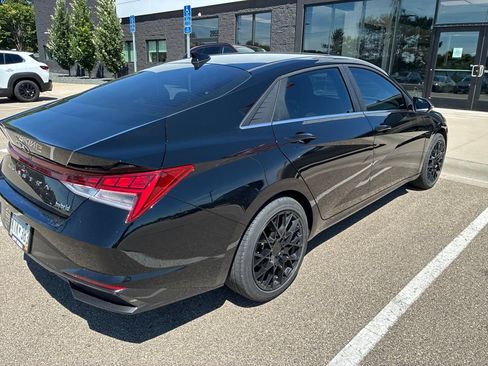 Used 2023 Hyundai Elantra Limited FWD image 3