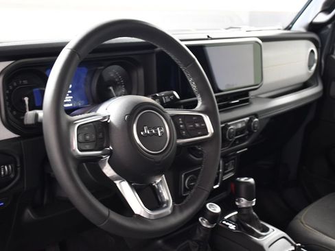 Used 2025 Jeep Wrangler Unlimited Sahara AWD/4WD image 13