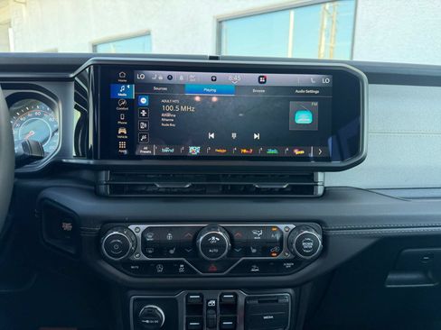 Used 2025 Jeep Wrangler Unlimited Sahara AWD/4WD image 17