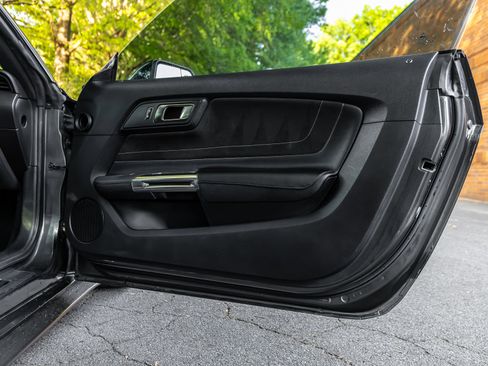 Used 2016 Ford Mustang Shelby GT350 w/ Technology Package image 32