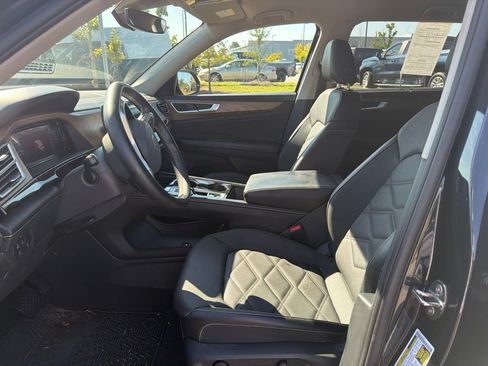 Used 2024 Volkswagen Atlas SE FWD image 12