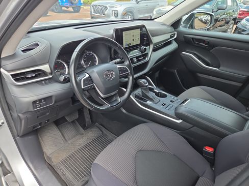 Used 2023 Toyota Highlander LE AWD/4WD image 15
