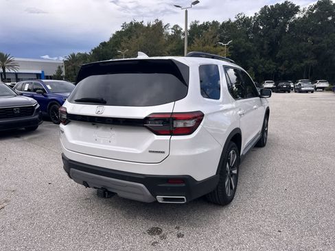 Used 2025 Honda Pilot Touring image 6