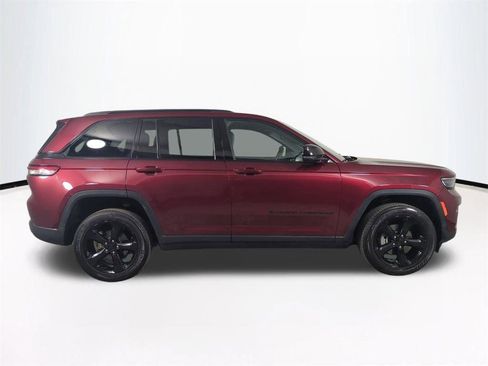 Used 2024 Jeep Grand Cherokee Altitude image 4