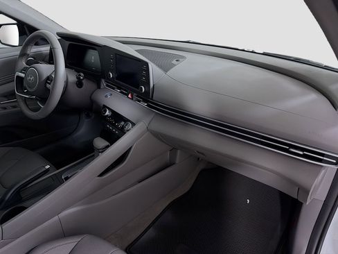 Used 2025 Hyundai Elantra Sport image 28