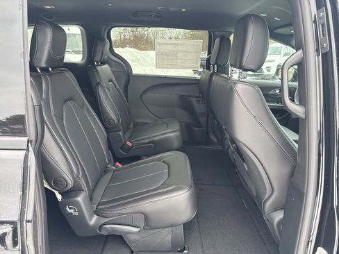 New 2026 Chrysler Pacifica Select image 25