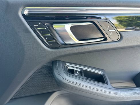 Certified 2025 Porsche Macan AWD/4WD image 19