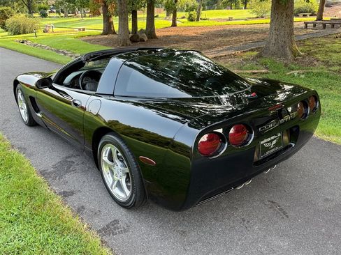 Used 2004 Chevrolet Corvette Coupe RWD image 19