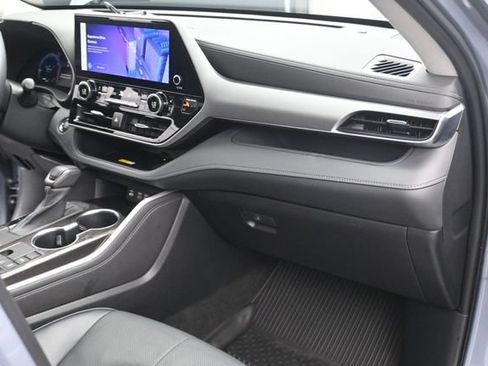 Used 2023 Toyota Highlander Platinum FWD image 24