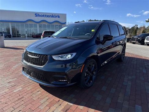 Used 2023 Chrysler Pacifica Limited w/ S Appearance Package image 1