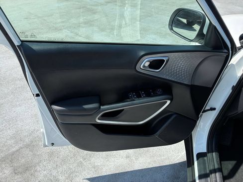 Used 2025 Kia Soul LX w/ LX Technology Package FWD image 18