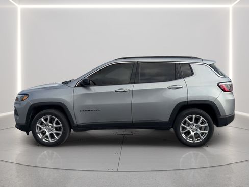 Used 2022 Jeep Compass Latitude AWD/4WD image 8