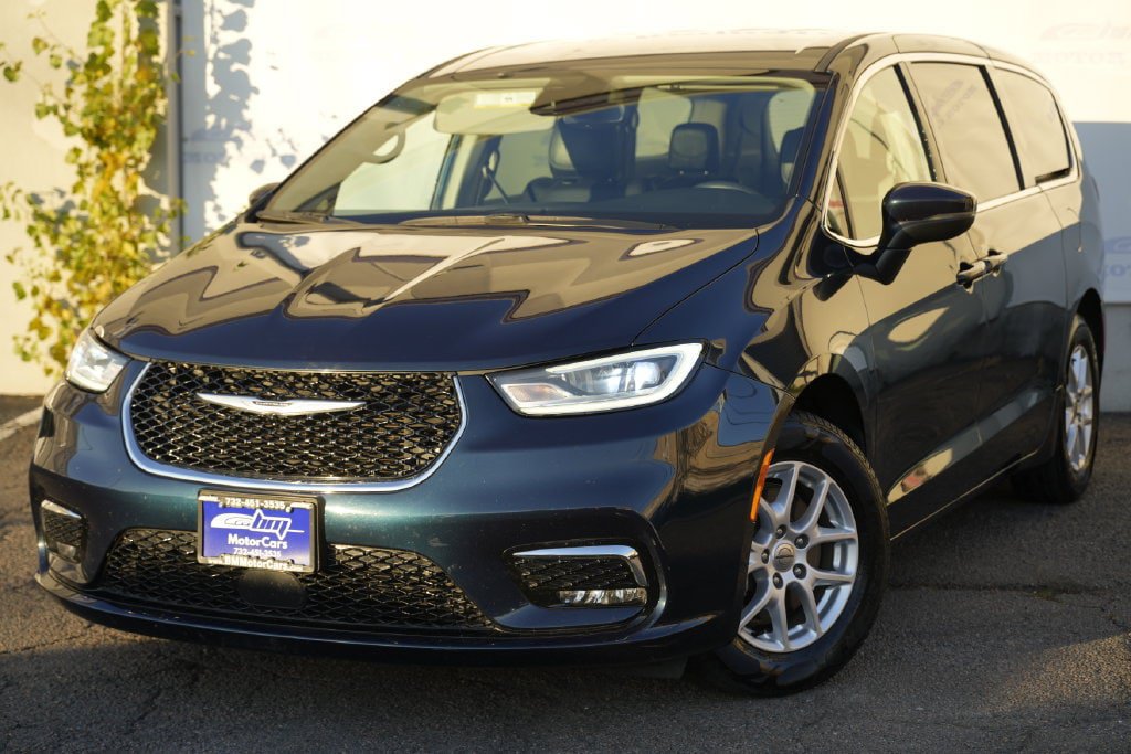 Used 2023 Chrysler Pacifica Touring-L FWD image 2