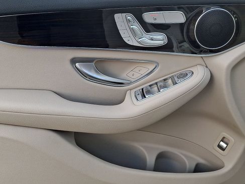 Used 2022 Mercedes-Benz GLC 300 4MATIC image 12