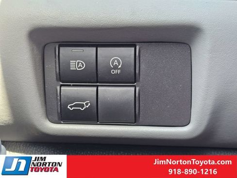 Used 2023 Toyota Highlander XLE FWD image 22