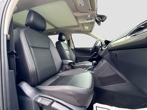 Used 2021 Volkswagen Tiguan SE w/ Panoramic Sunroof Package image 30