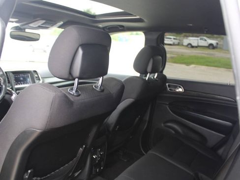 Used 2018 Jeep Grand Cherokee Laredo AWD/4WD image 16