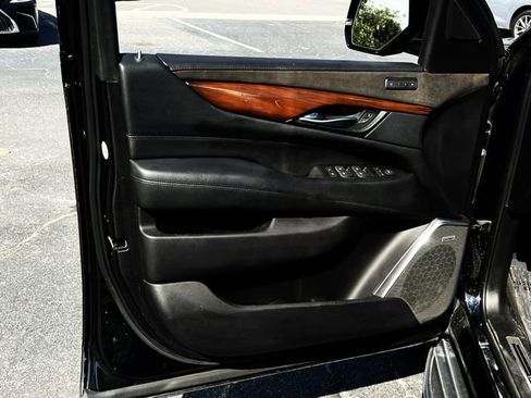 Used 2019 Cadillac Escalade ESV image 13