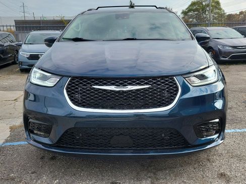 Used 2022 Chrysler Pacifica Touring-L image 4