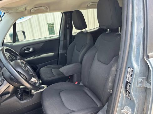 Used 2017 Jeep Renegade Latitude w/ Popular Equipment Group AWD/4WD image 9
