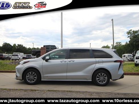 Used 2021 Toyota Sienna LE FWD image 4