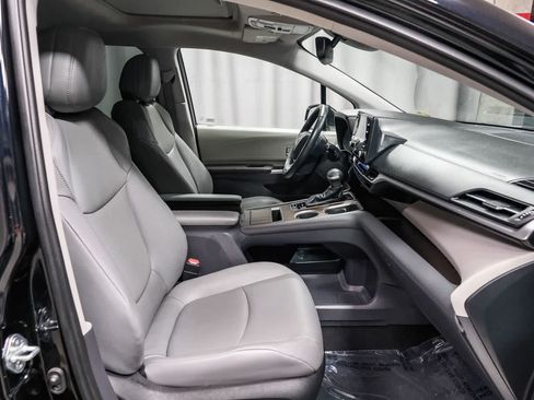 Used 2023 Toyota Sienna XLE FWD image 21