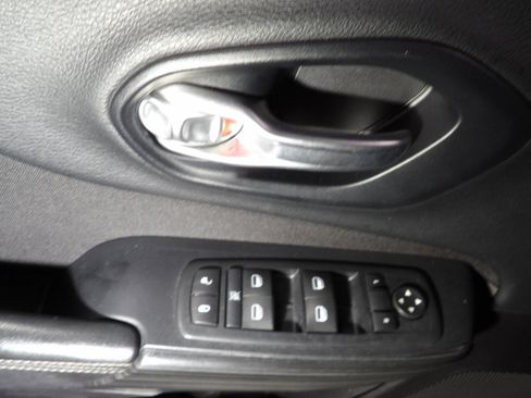 Used 2015 Jeep Cherokee Sport image 9