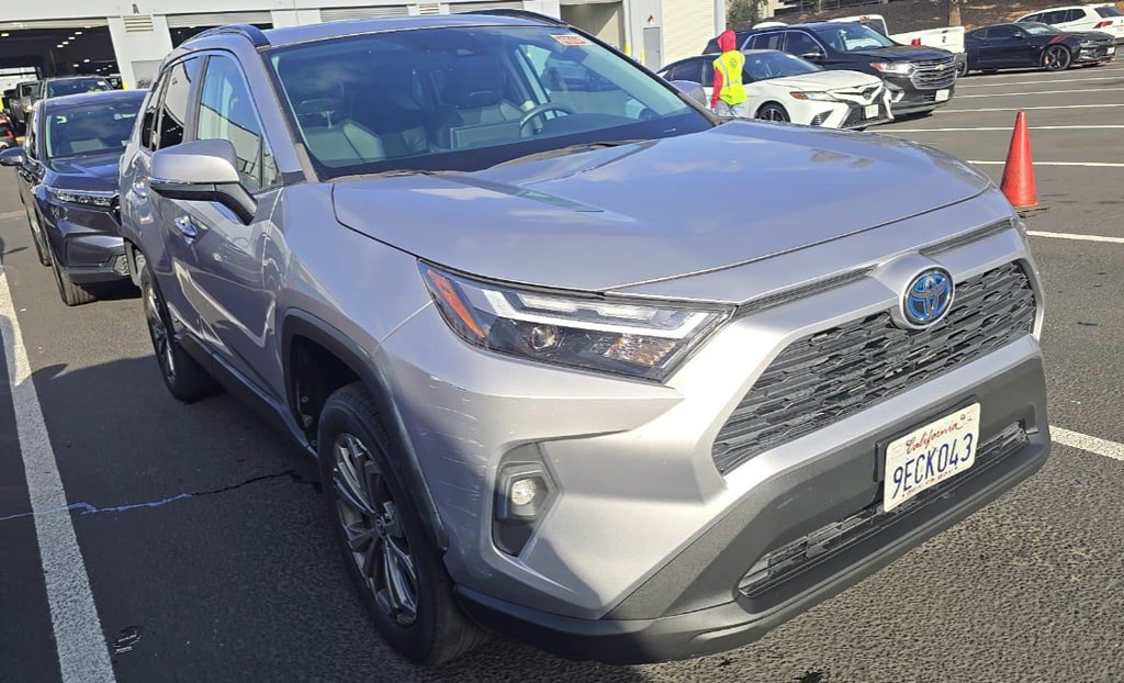 Used 2022 Toyota RAV4 XLE Premium AWD/4WD image 3