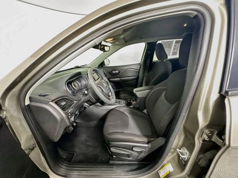 Used 2021 Jeep Cherokee Latitude FWD image 13
