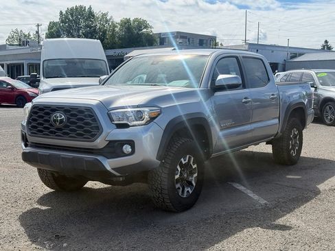 Used 2021 Toyota Tacoma TRD Off-Road w/ Technology Package AWD/4WD image 2