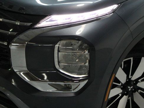 New 2025 Mitsubishi Outlander SE image 2