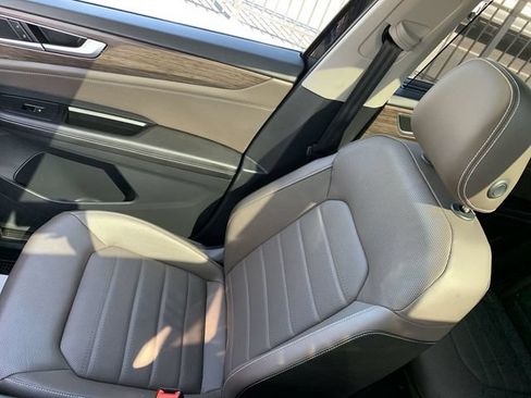 Used 2025 Volkswagen Atlas SEL AWD/4WD image 31