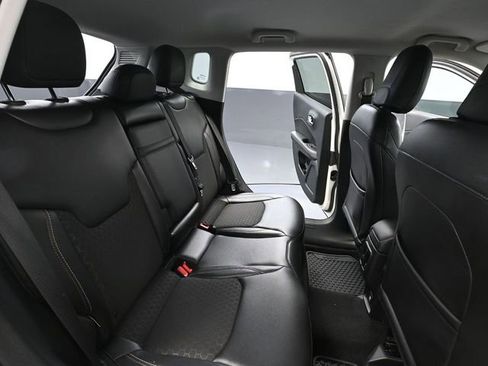 Used 2018 Jeep Compass Latitude w/ Cold Weather Group AWD/4WD image 40