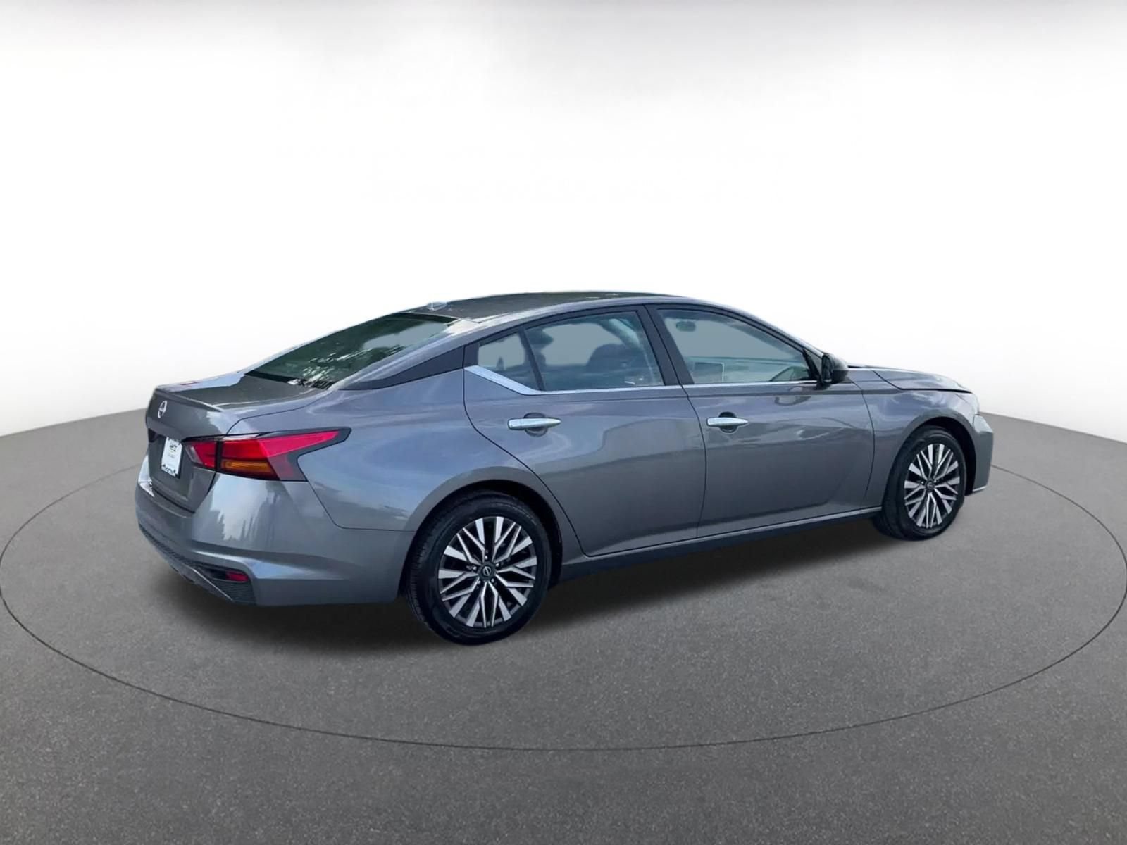 Used 2025 Nissan Altima 2.5 SV FWD image 14
