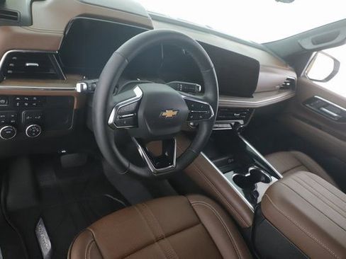 Used 2025 Chevrolet Suburban High Country image 17