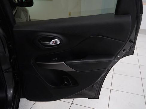 Used 2019 Jeep Cherokee Limited AWD/4WD image 20