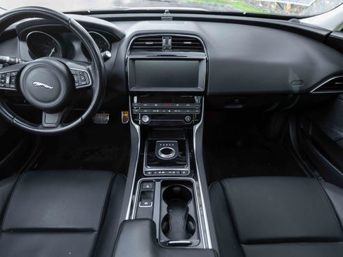 Used 2019 Jaguar XE Premium image 61
