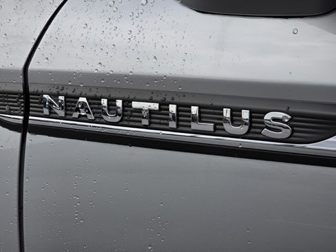 Used 2023 Lincoln Nautilus FWD w/ Premium Package image 34