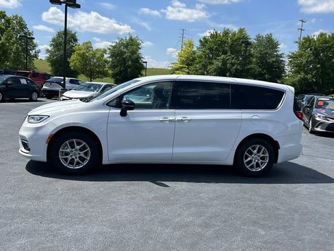 Used 2024 Chrysler Pacifica Touring-L FWD image 7