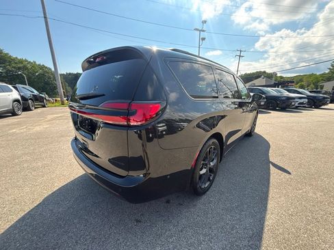 Certified 2022 Chrysler Pacifica Limited w/ S Appearance Package FWD image 5