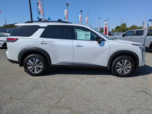 New 2026 Nissan Pathfinder SL AWD/4WD image 3