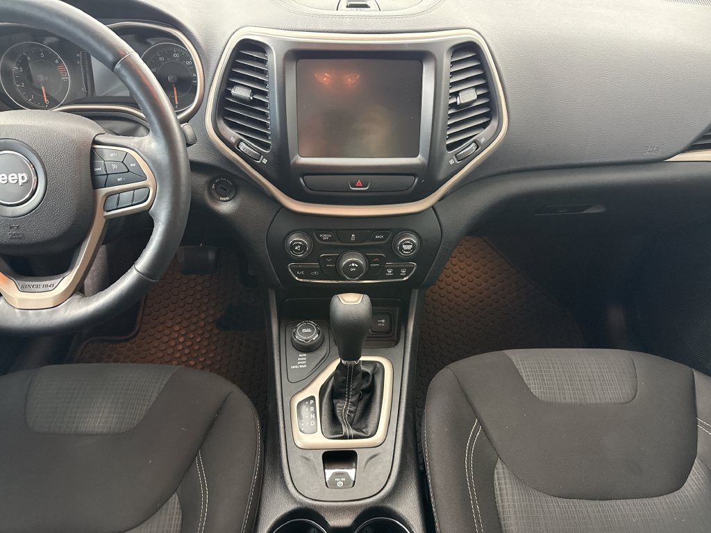 Used 2017 Jeep Cherokee Latitude w/ Cold Weather Group AWD/4WD image 14