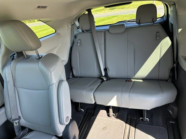 Used 2022 Toyota Sienna XLE AWD/4WD image 25