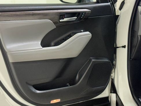 Used 2021 Toyota Highlander Limited image 17