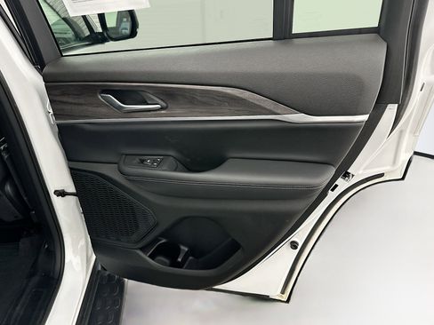 Used 2023 Jeep Grand Cherokee Limited image 33