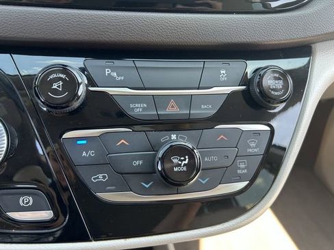 Used 2017 Chrysler Pacifica Touring-L Plus FWD image 15