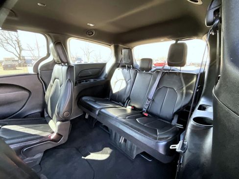 Used 2025 Chrysler Pacifica Select image 21