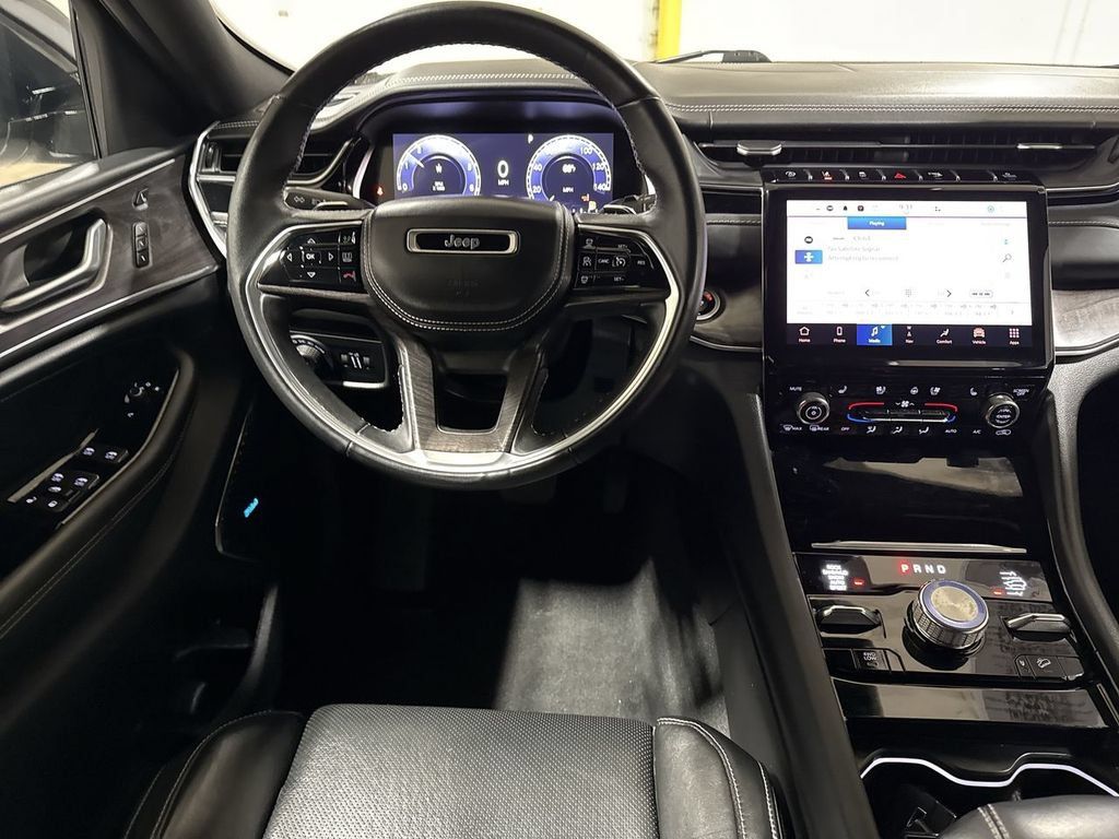 Used 2022 Jeep Grand Cherokee Overland w/ Luxury Tech Group IV AWD/4WD image 11