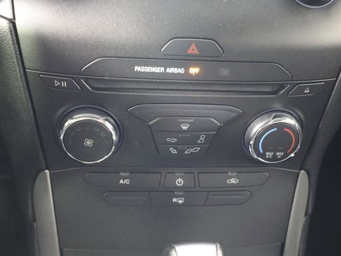 Used 2018 Ford Edge SE FWD image 18